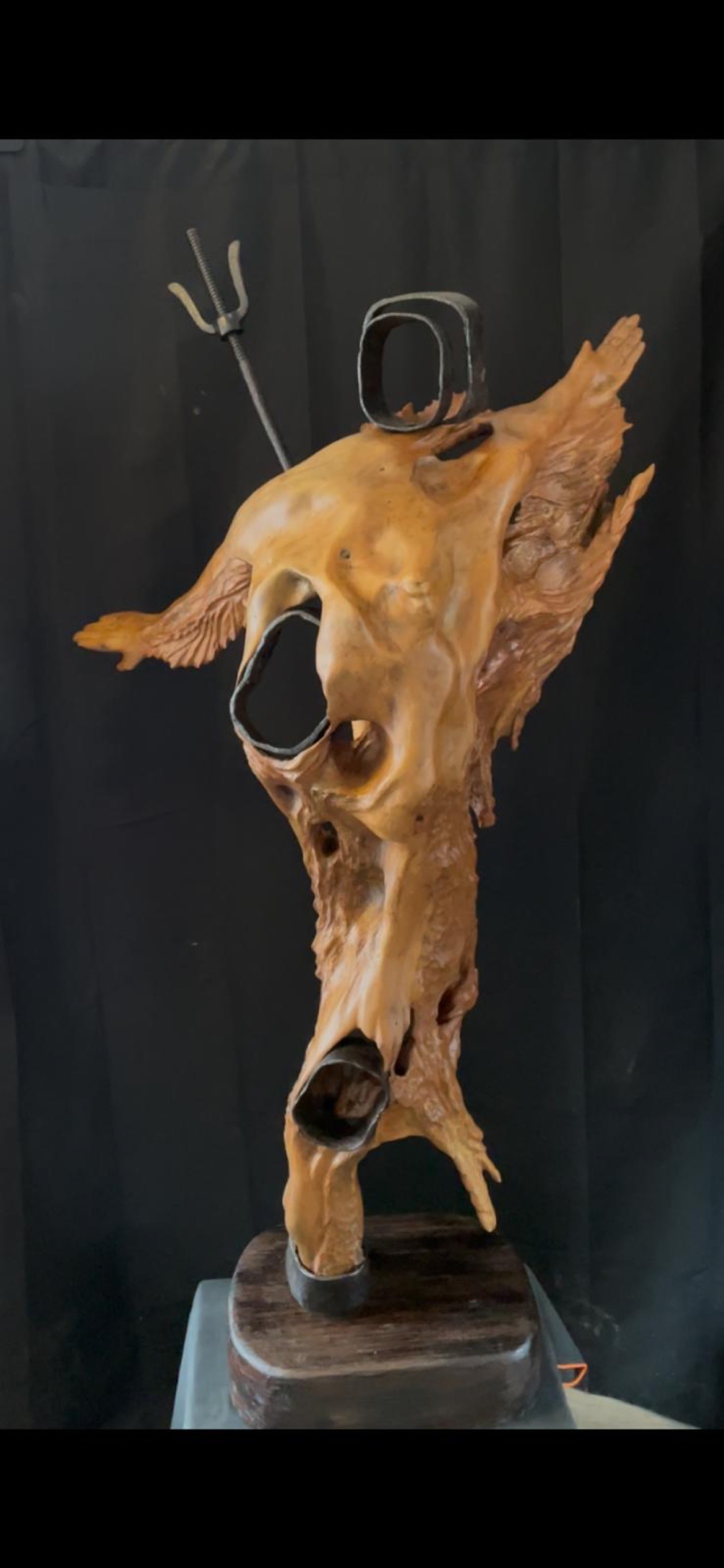 La justicia — escultura en hierro y madera, 90 × 144 × 50 cm